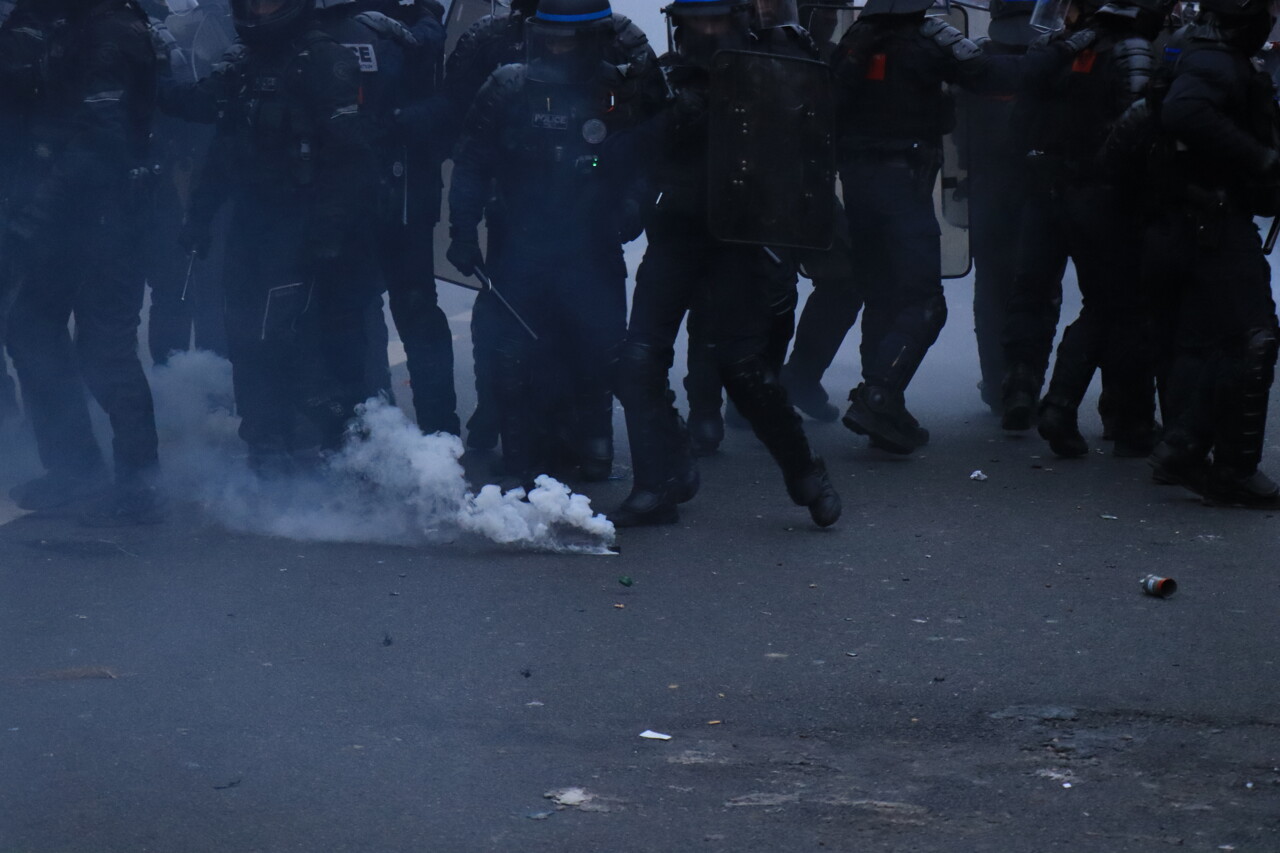 Sa grenade avait arraché la main d'un gilet jaune sur les Champs-Élysées : un CRS relaxé