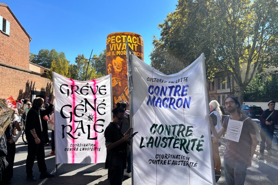 Des revendications inscrites sur des banderoles.