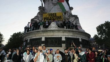 Mustafa Cakici, coordinateur de la délégation internationale de la Flottille mondiale Sumud, prononce un discours lors d'un rassemblement à Paris, le 8 octobre 2025.  - Dimitar DILKOFF / AFP