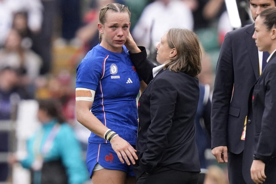 Marine Ménager consolée par Gaëlle Mignot après le dernier match de sa carrière samedi.