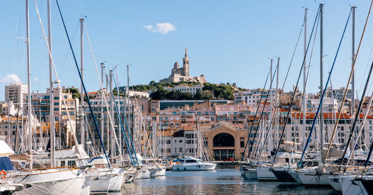 Marseille serre la vis, les cars de tourisme seront bannis du Vieux-Port