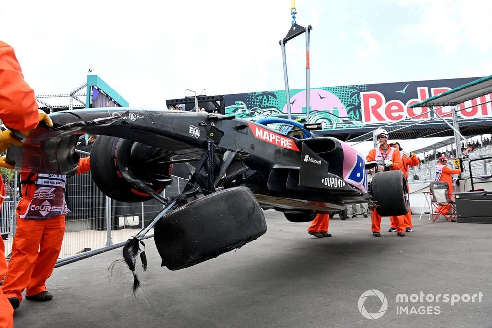 Les commissaires retirent la monoplace d'Esteban Ocon après son crash.