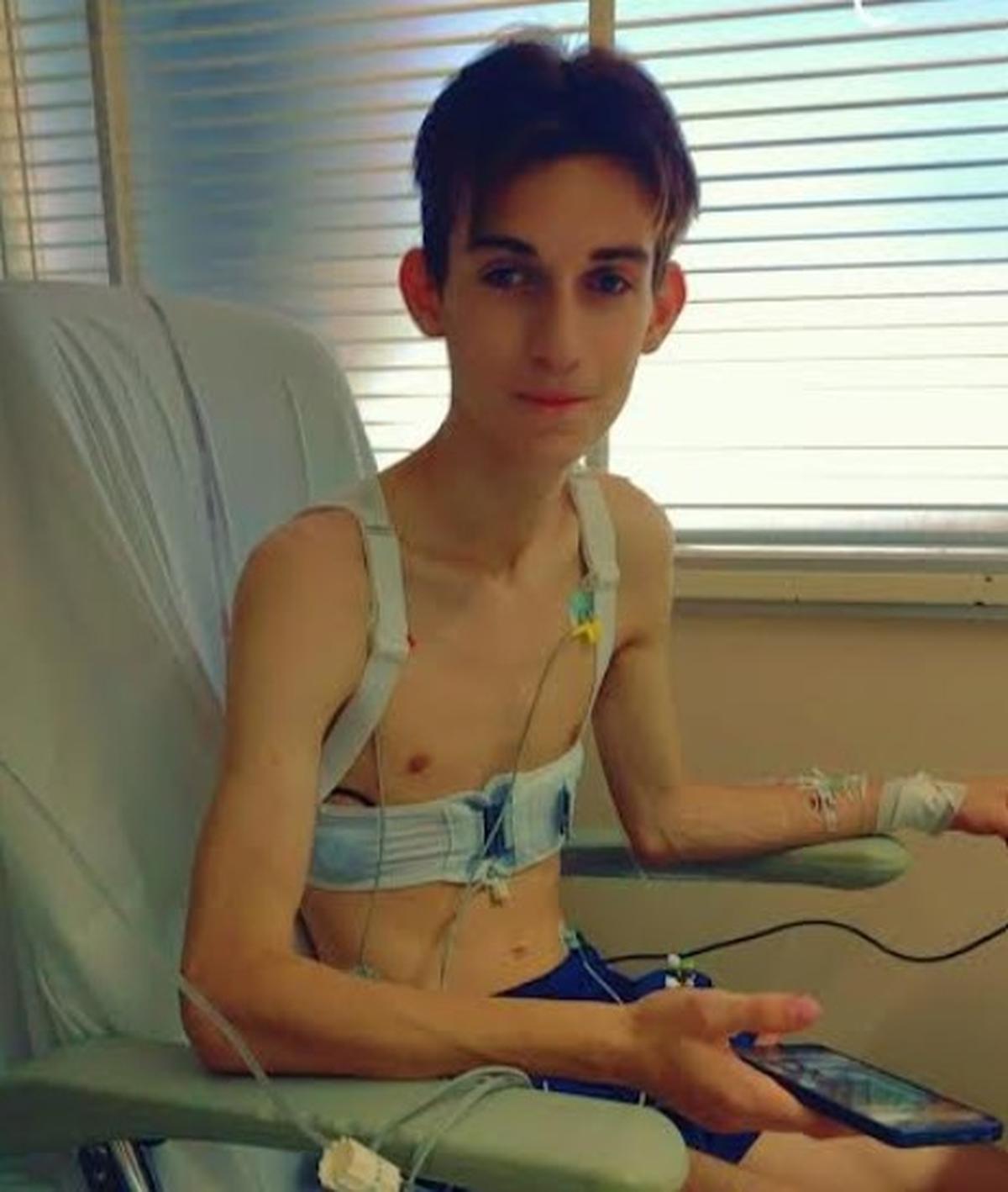 Mathéo a porté une LifeVest durant trois mois. Un dispositif qui surveillait 24 h / 24 les battements de son cœur.