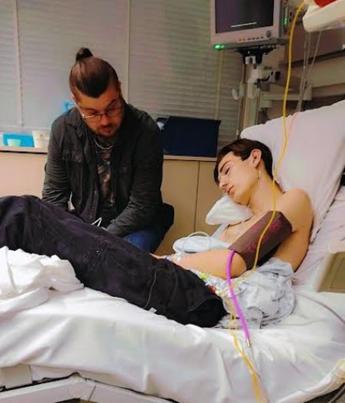 Au service cardiologie de l’hôpital Haut-Lévêque, Mathéo accompagné de son père.