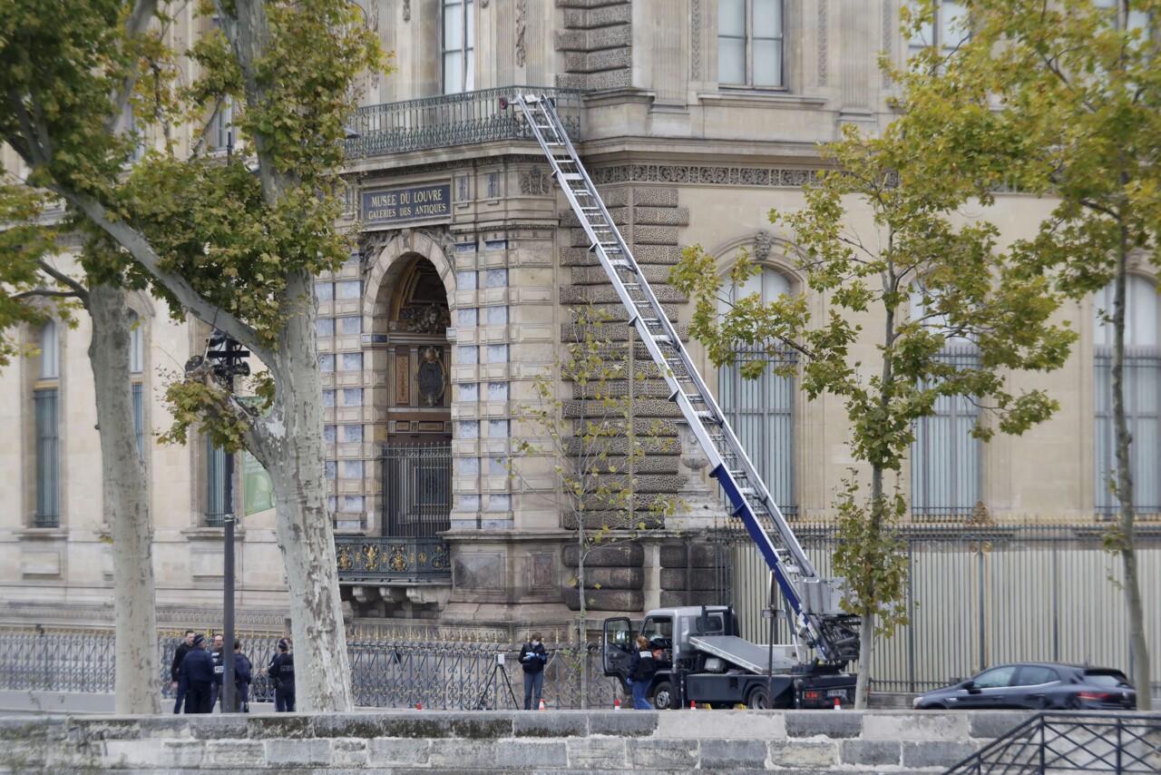 après le vol du Louvre, le fabricant du monte-charge fait sa pub