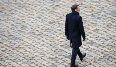 une vidéo d'Emmanuel Macron marchant seul dans Paris amuse les internautes
