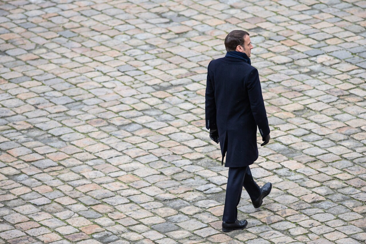 une vidéo d'Emmanuel Macron marchant seul dans Paris amuse les internautes