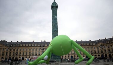 avec sa grenouille géante, cette manifestation d'art prestigieuse fait méchamment parler d'elle