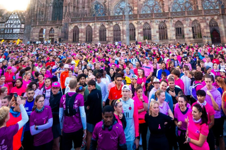 Réunis devant la cathédrale de Strasbourg, les coureurs et les coureuses sont venus en nombre. 