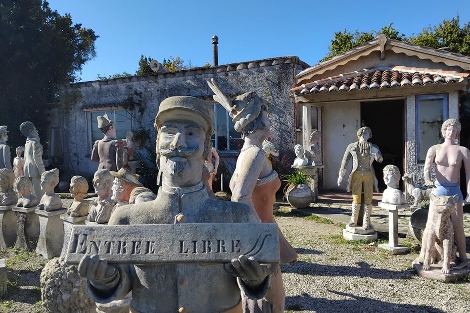 Dans son jardin, un passionné de sculpture a façonné plus de 300 statues de ciment à l'aide de ses mains