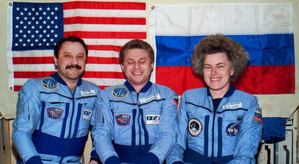 Mir_EO-21_crew_portrait_-_19960325_(cropped)