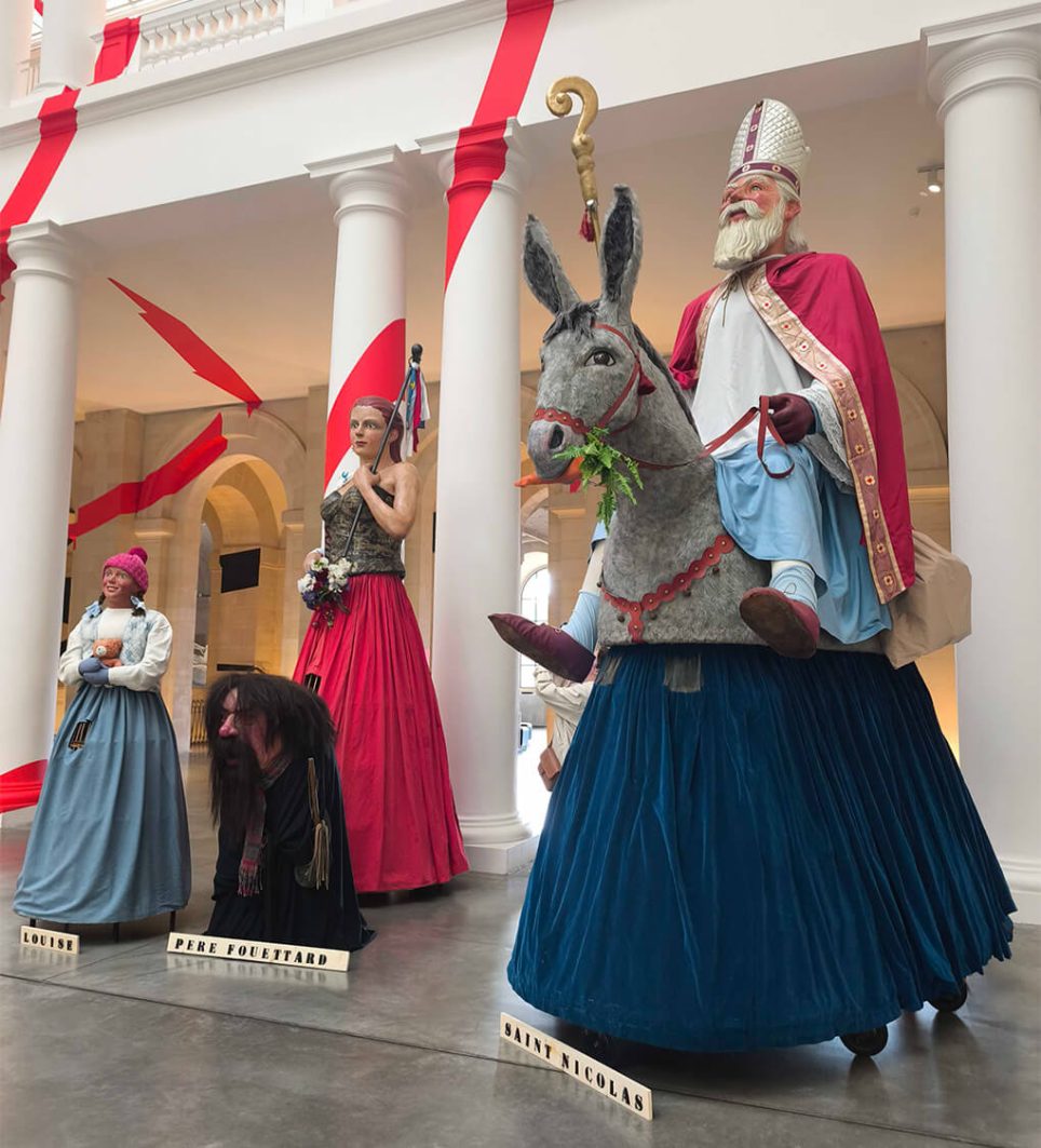 Vue des géants Louise, Père Fouettard, Marianne derrière et Saint Nicolas à l’exposition « Une petite histoire de géants » au Palais des Beaux-Arts de Lille