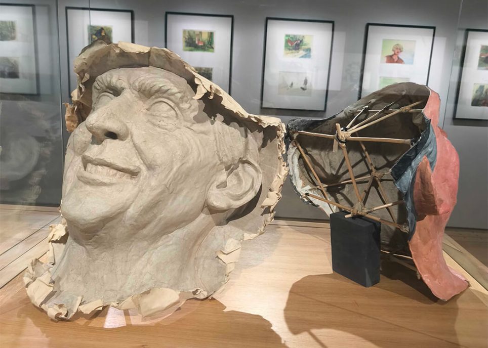 Processus de fabrication d’une tête, d’abord en argile puis en papier mâché peint