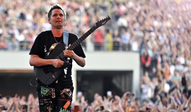 Muse et son leader Matthew Bellamy ont mis le feu à la scène extérieure du Zénith en 2023. Photo Alexandre Marchi