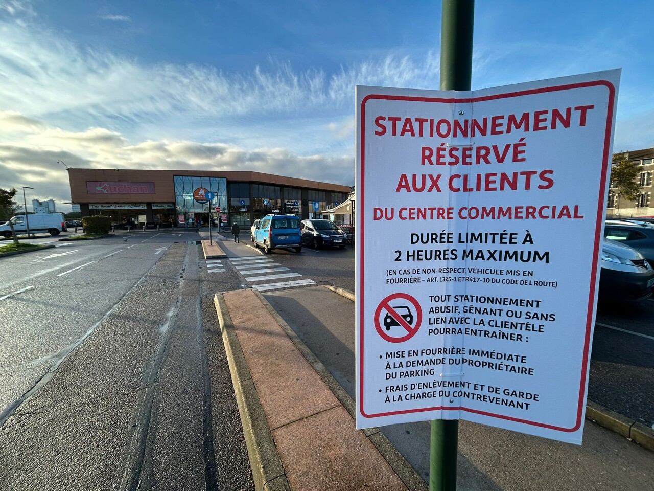 Nancy. Face aux voitures ventouses, le parking de ce supermarché Auchan va être équipé de barrières