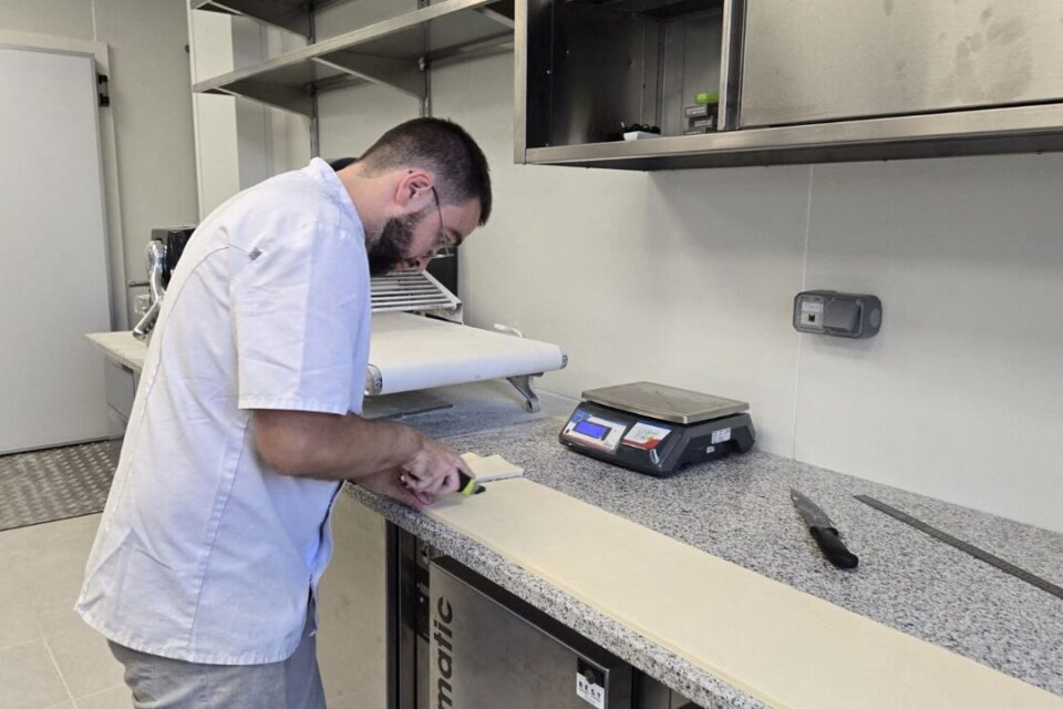 Jérémy Quinty, boulanger, est en charge de Chez Fred sur l'île de Nantes.