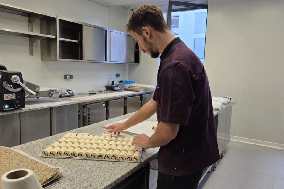 Au dessus de la boutique, une cuisine a été installée pour préparer les pâtisseries.