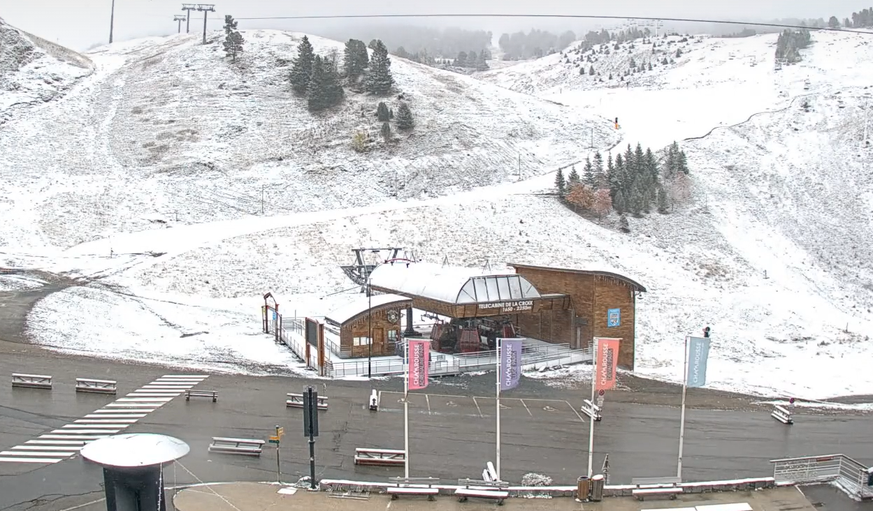 La neige tombe sur cette station de ski près de Grenoble, d'autres chutes annoncées