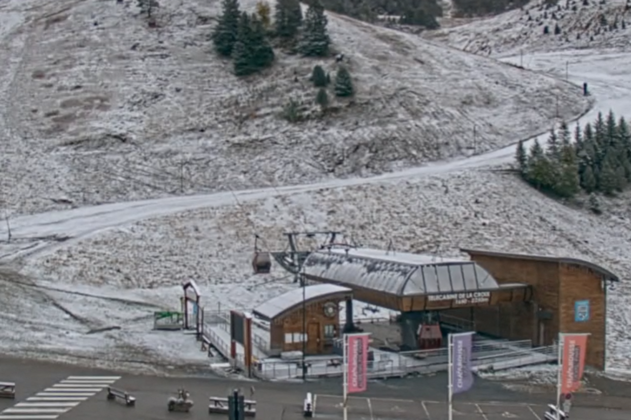 les premières neiges tombent sur cette station des Alpes, les images