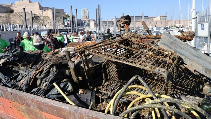 450 bénévoles dont 70 plongeurs s'étaient rassemblés dès ce samedi 18 octobre au matin pour nettoyer le Vieux-Port.