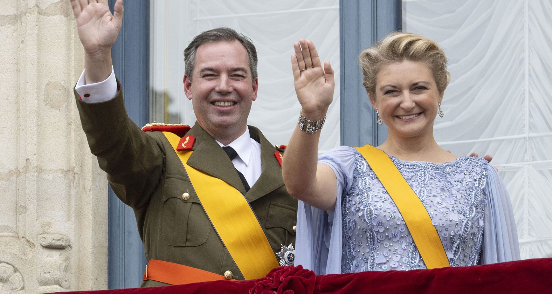 Après leur avènement, Guillaume V et Stéphanie de Luxembourg se dévoilent en peinture