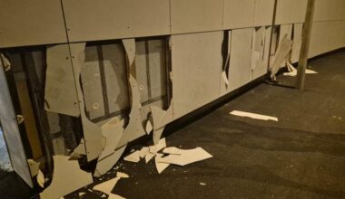 un nouveau supermarché de ce quartier vandalisé, l'équipe en colère