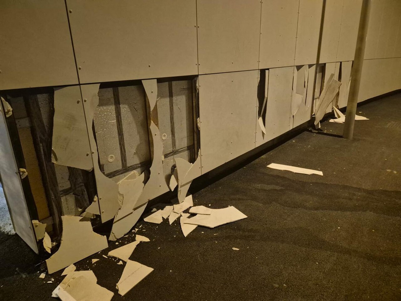 un nouveau supermarché de ce quartier vandalisé, l'équipe en colère