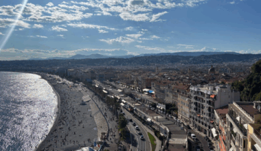 Un restaurant de plage de Nice contraint d'évacuer ses "blocs rocheux" installés sans autorisation