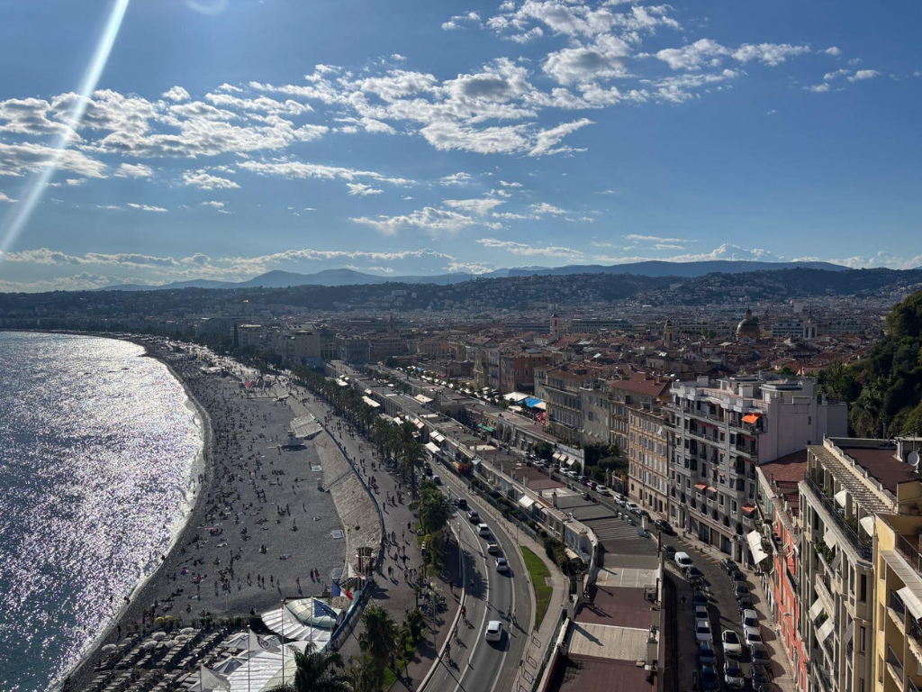 Un restaurant de plage de Nice contraint d'évacuer ses "blocs rocheux" installés sans autorisation