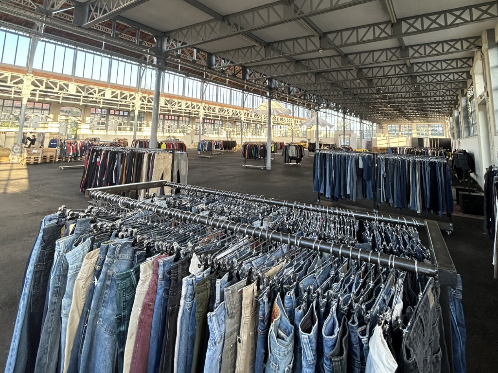 Une vente géante de vêtements de seconde main organisée ce week-end à Nantes