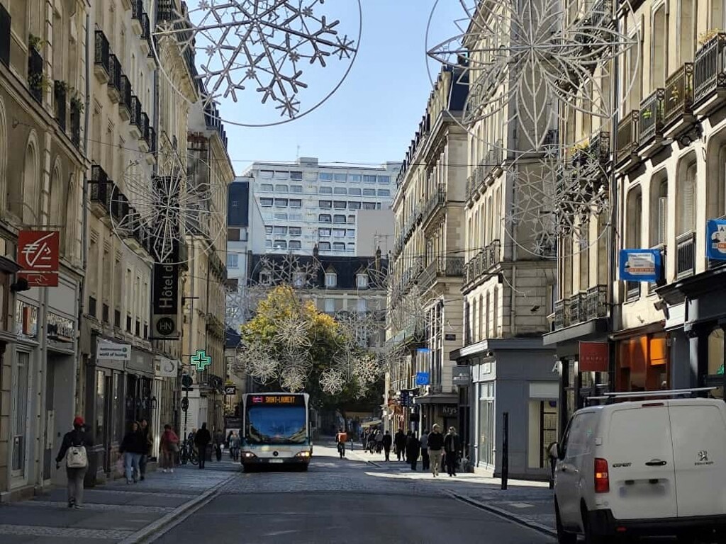 les décorations commencent déjà à être installées, voici quand débuteront les illuminations