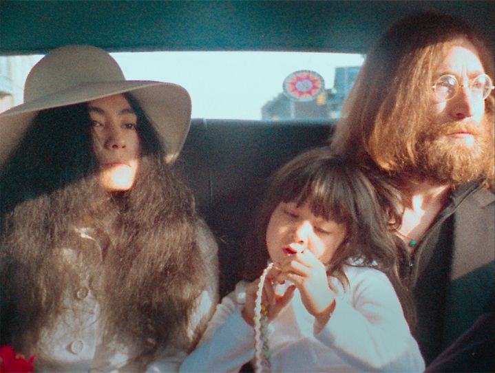 Yoko Ono, sa fille Kioko et John Lennon en 1970. Une image extraite du film 