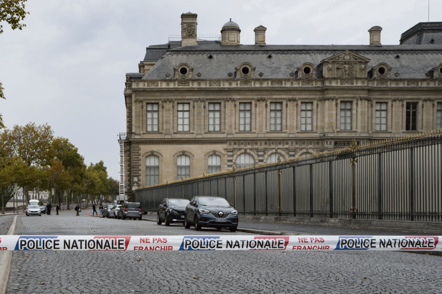 Deux suspects arrêtés pour le cambriolage du Louvre, budget 2026 : des amendements et une taxe Zucman light proposée par le PS, l’Allemagne manifeste contre les propos racistes de son chancelier… Ce qu’il ne fallait pas manquer ce week-end