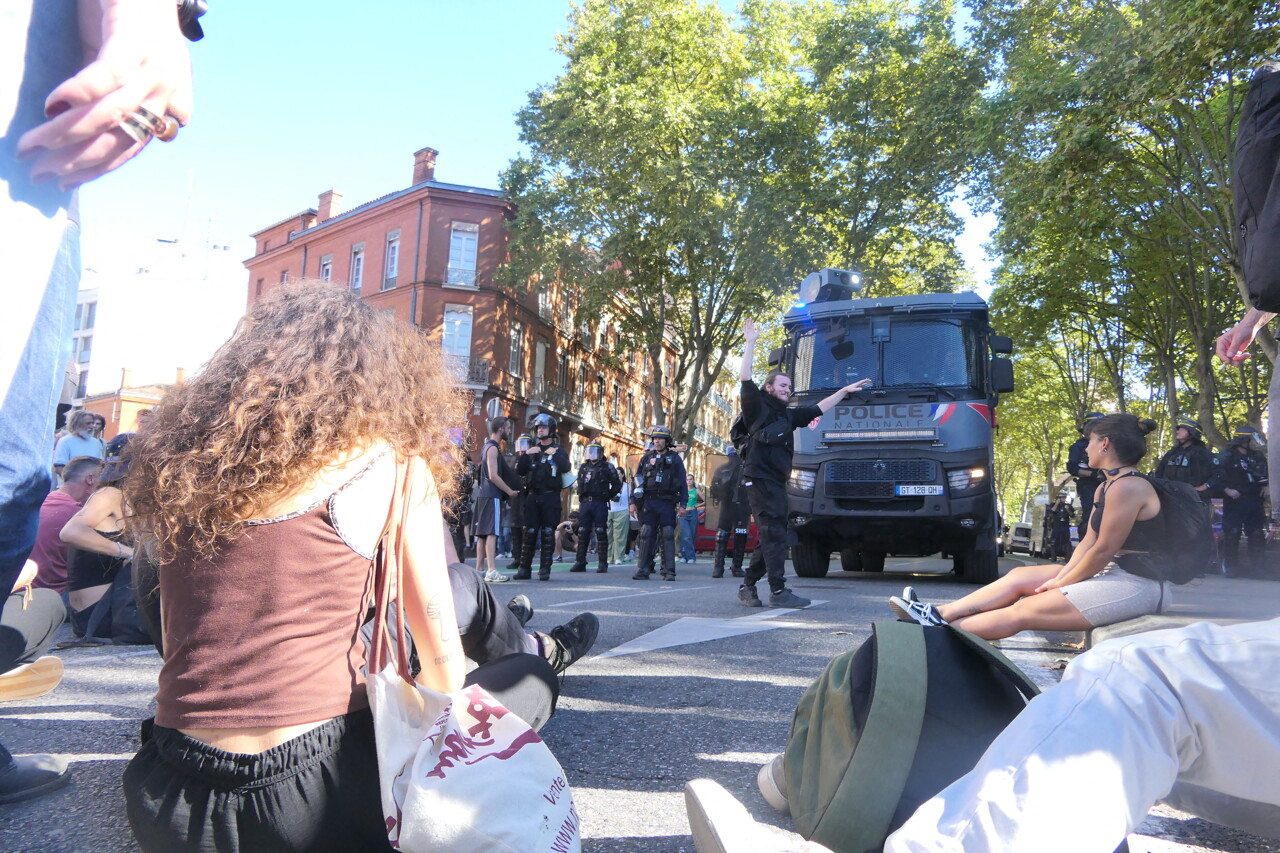 comment les syndicats gèrent la présence des black blocs en manif'