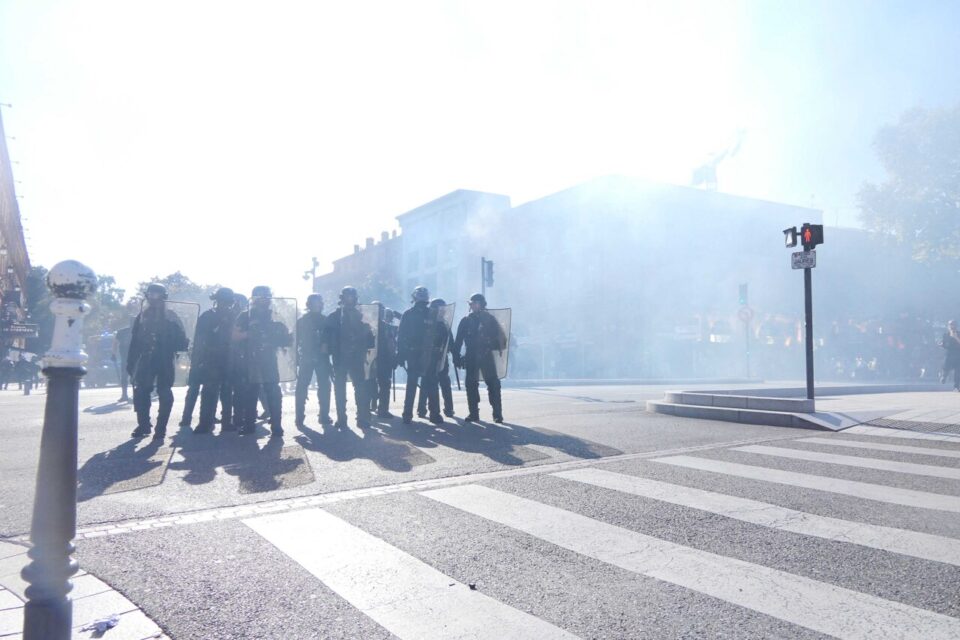 En quelques minutes, les forces de l'ordre ont fait évacuer les lieux, à l'aide de gaz lacrymogènes.