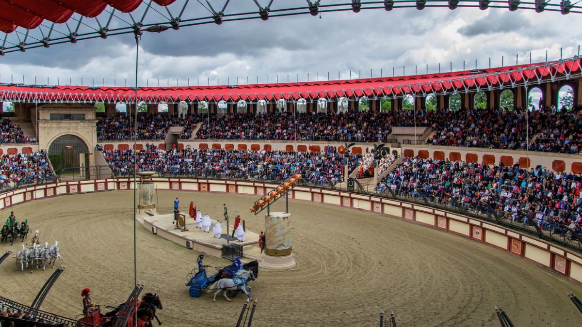 Course de chars romains dans le Colisée du Puy du Fou - chat44
