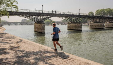 Paris : un quinquagénaire violemment agressé et poussé dans la Seine par un groupe de cinq individus