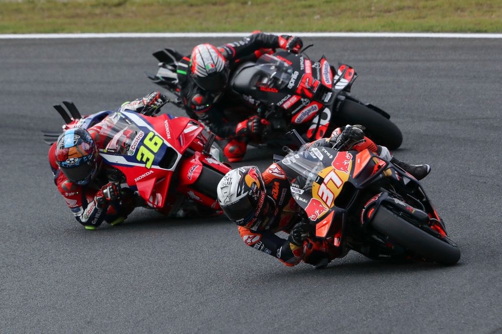 Au Japon, Pedro Acosta a dû se battre, entre autres, contre une Honda et une Aprilia.