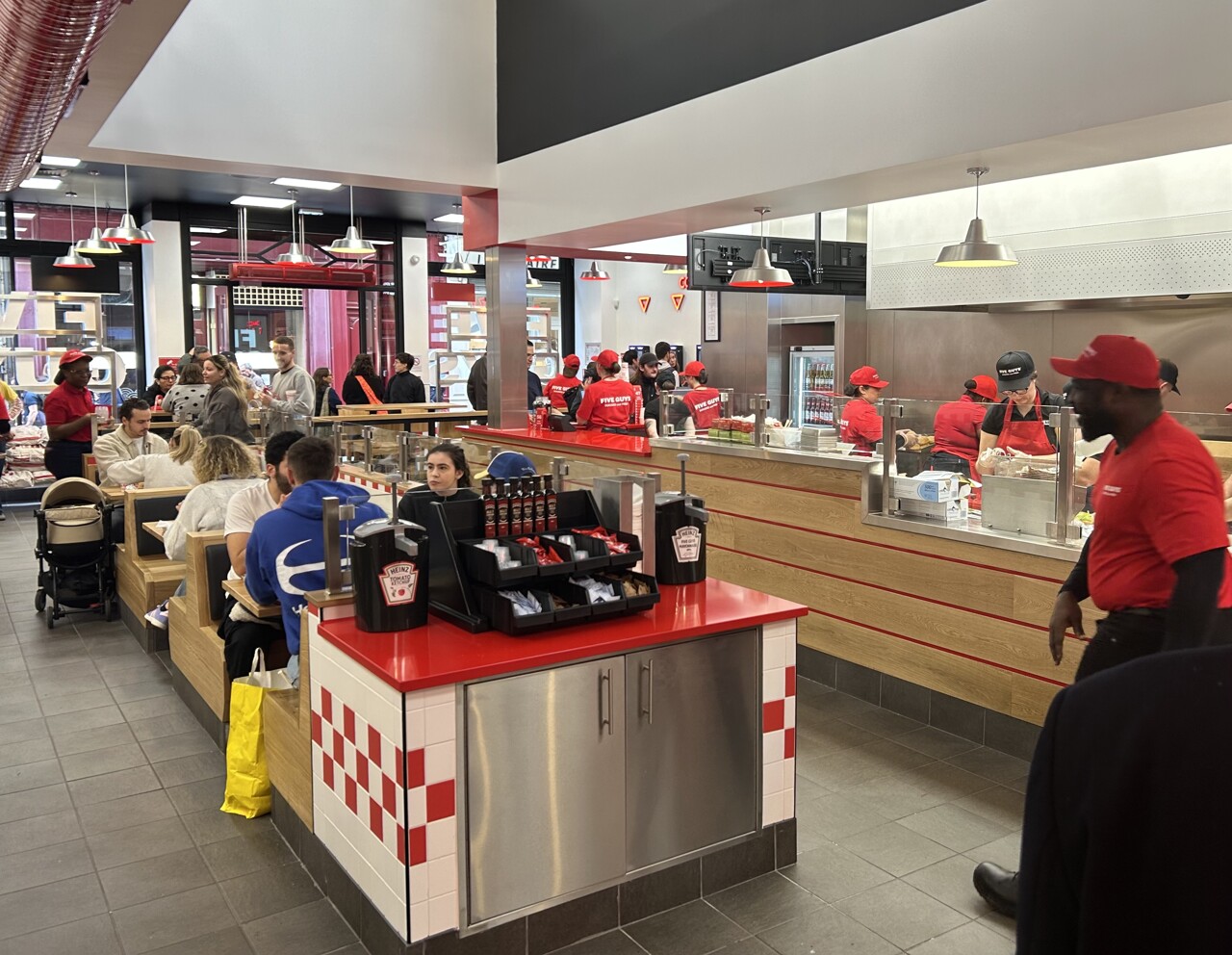 Après plusieurs mois d'attente, le premier Five Guys de Bordeaux vient d'ouvrir ses portes
