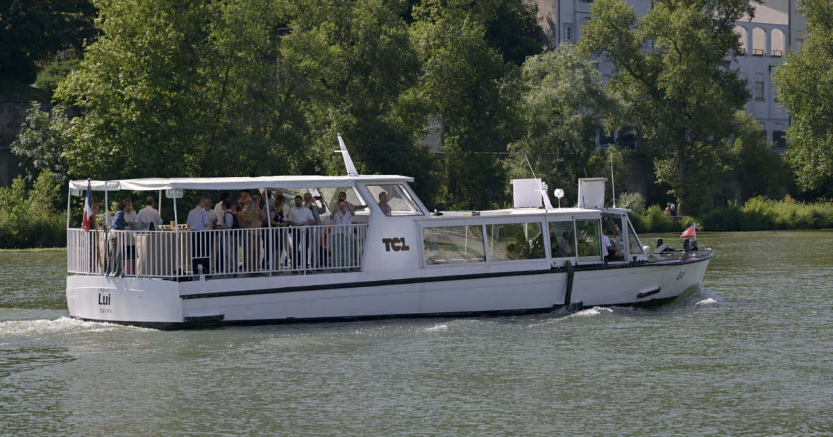 la navette fluviale à l'arrêt à Lyon