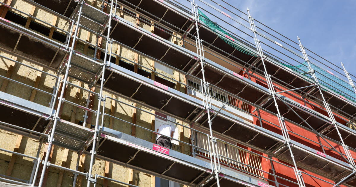 Nancy. Elle s’enfuit de l'appartement par l’échafaudage pour échapper à son compagnon violent