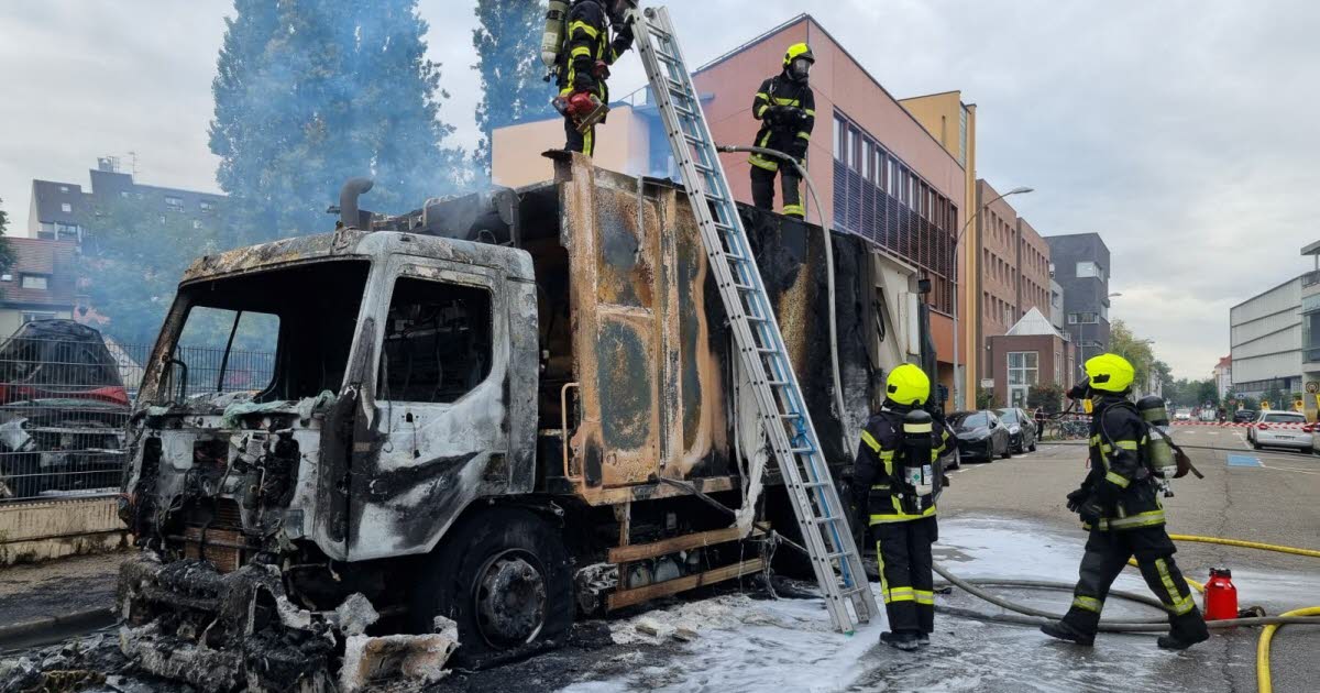 Strasbourg . Un camion poubelle prend feu à la Krutenau