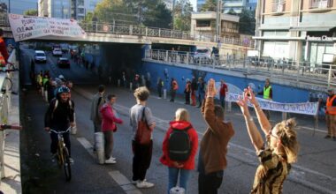 ils ont manifesté pour sécuriser la voie cyclable cours Berriat