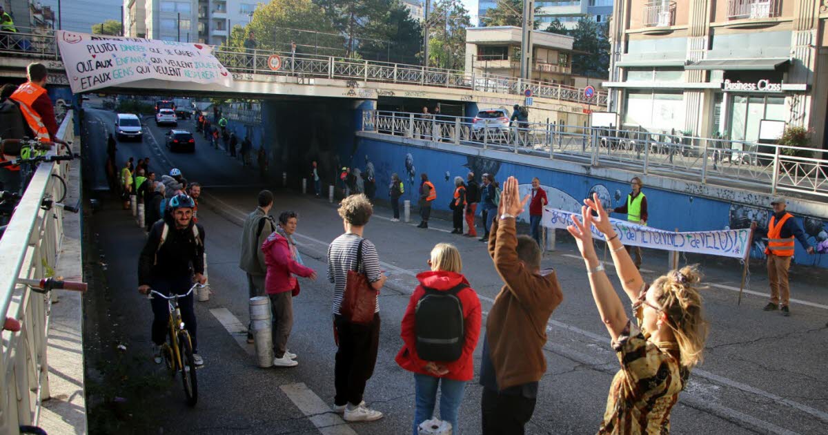 ils ont manifesté pour sécuriser la voie cyclable cours Berriat
