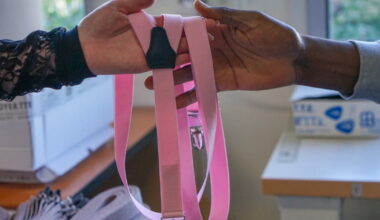 l’entreprise Boyer confectionne et offre des bretelles roses à la Ligue contre le cancer