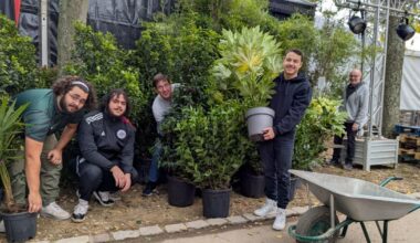 des ados affairés au montage du décor, à quelques heures de l’arrivée du public sous le chapiteau