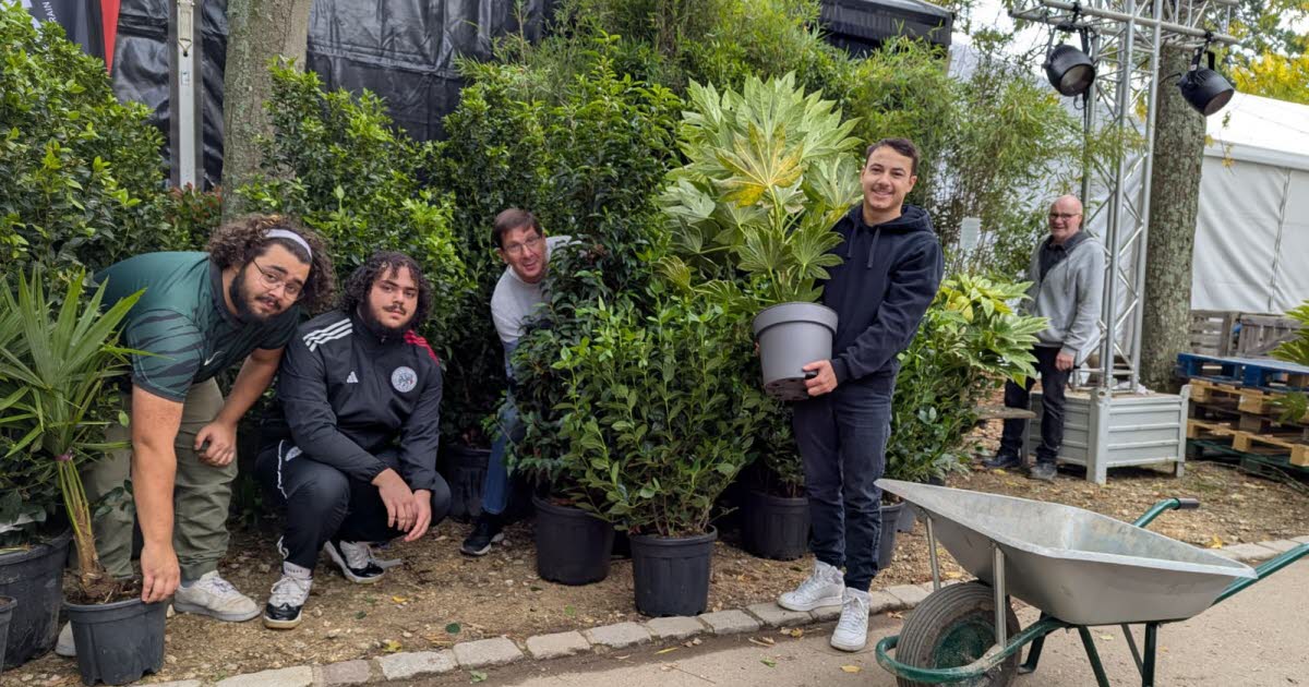 des ados affairés au montage du décor, à quelques heures de l’arrivée du public sous le chapiteau