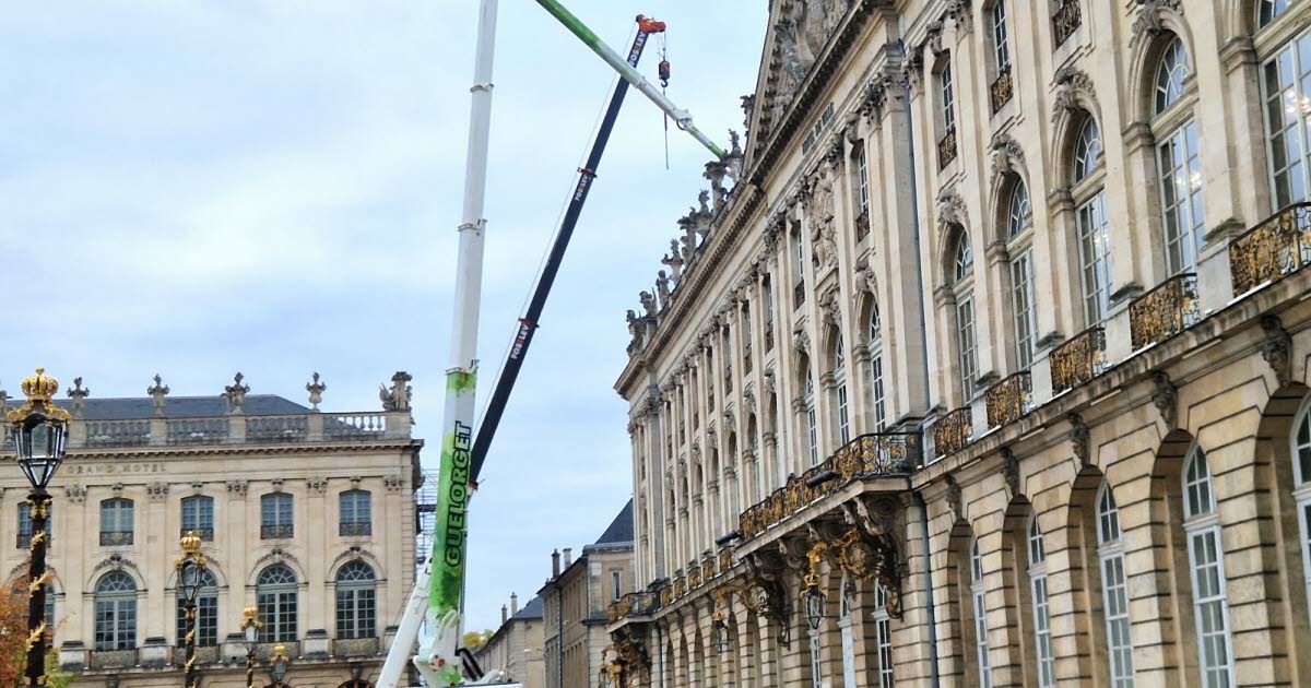 Nancy. Des grues déployées place Stanislas ce jeudi 9 octobre pour sécuriser un élément de façade