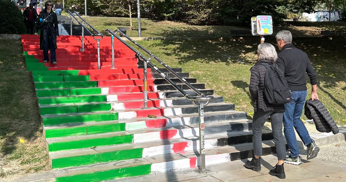 Lyon. Dans les Pentes de la Croix-Rousse, un escalier tagué d’un drapeau palestinien XXL