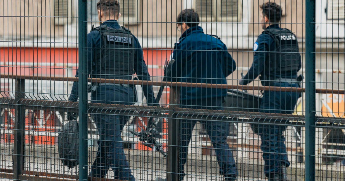 Grenoble. Percuté par une voiture sur un pont, un homme de 20 ans à trottinette fait une chute de 3 mètres